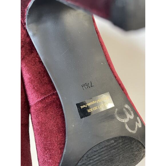 Guess Women’s Open Toe Red Velour Strappy Buttons Heels Cosplay Costume Size 7.5 - Picture 8 of 8